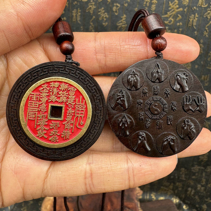 Colgante taoísta de madera de azufaifo con efecto jade y moneda fantasma de montaña para exorcismo y protección
