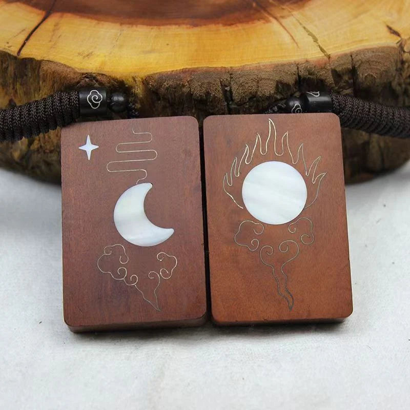 Colgante de madera de jujube Lightning con placa de la paz con sol luna y estrellas incrustadas en plata