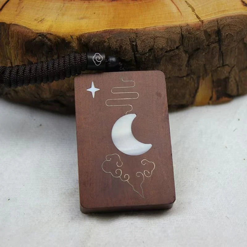 Colgante de madera de jujube Lightning con placa de la paz con sol luna y estrellas incrustadas en plata