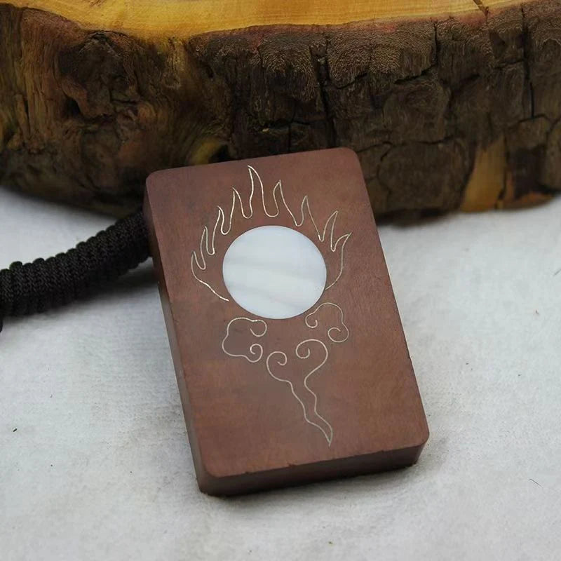 Colgante de madera de jujube Lightning con placa de la paz con sol luna y estrellas incrustadas en plata