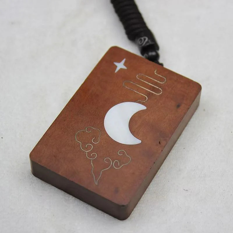 Colgante de madera de jujube Lightning con placa de la paz con sol luna y estrellas incrustadas en plata