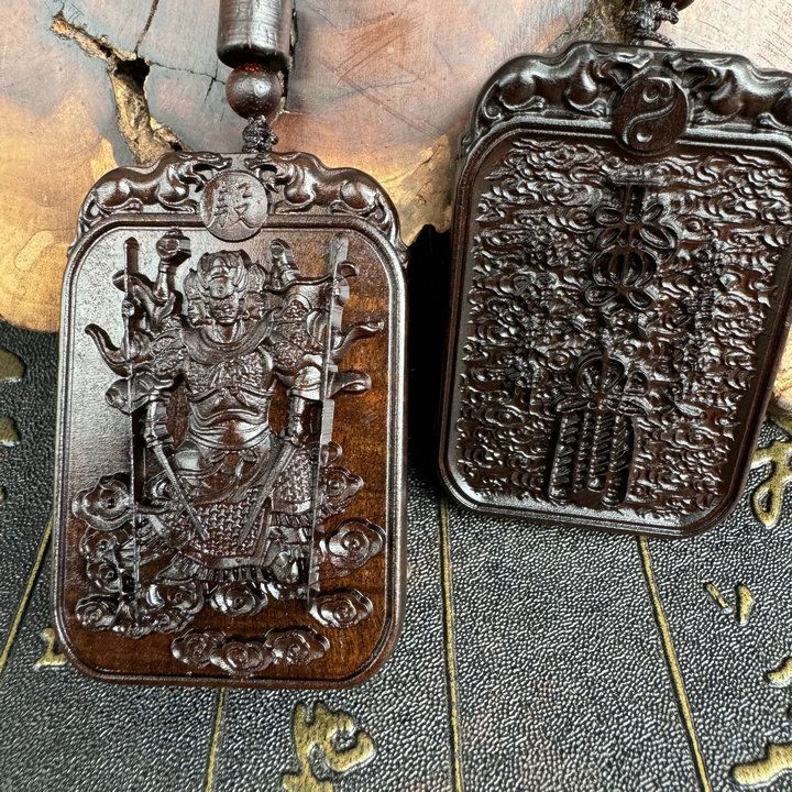 Égida Celestial del Mariscal Yin: Un colgante de madera de jujube forjado con rayos para tu ciclo de año de nacimiento