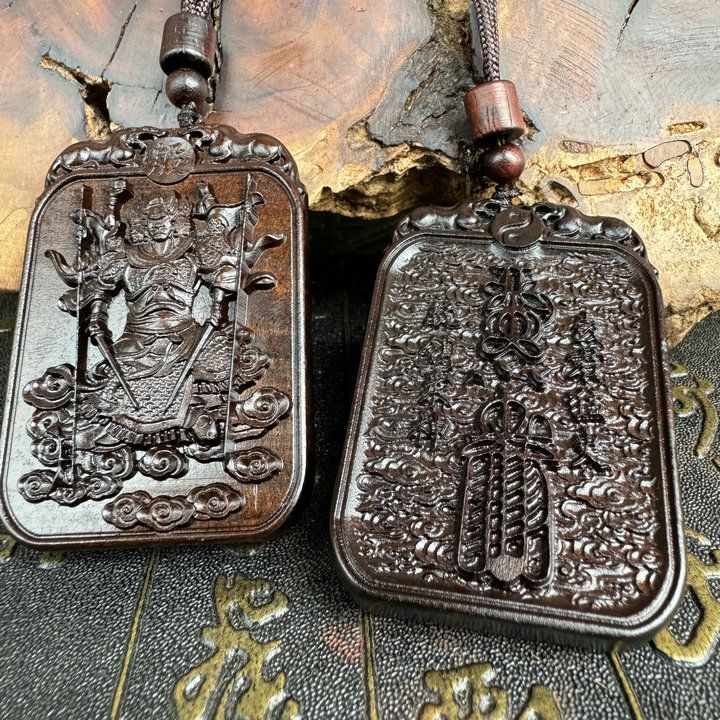 Égida Celestial del Mariscal Yin: Un colgante de madera de jujube forjado con rayos para tu ciclo de año de nacimiento