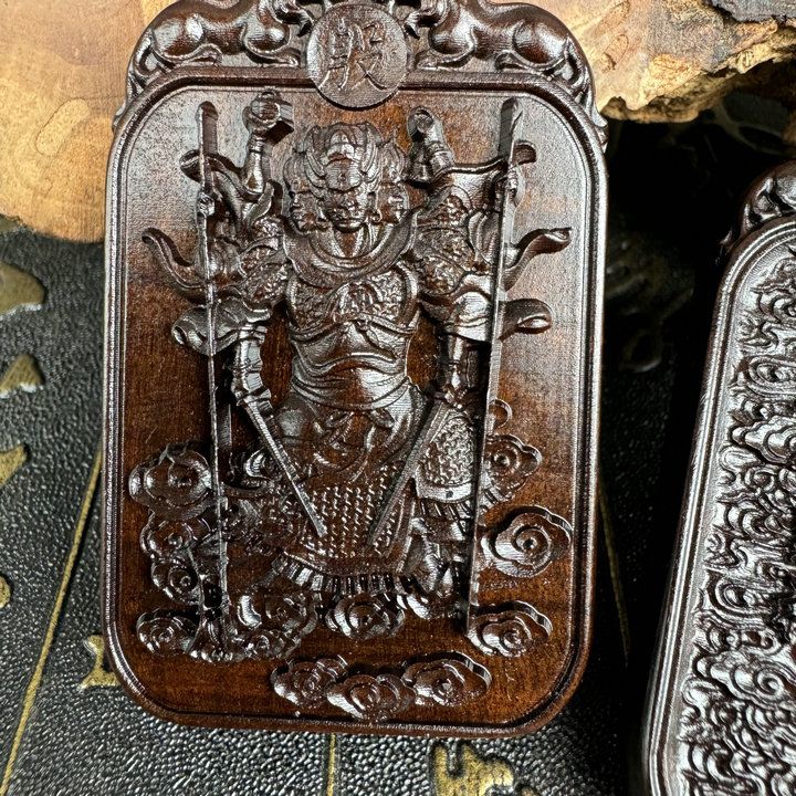 Égida Celestial del Mariscal Yin: Un colgante de madera de jujube forjado con rayos para tu ciclo de año de nacimiento