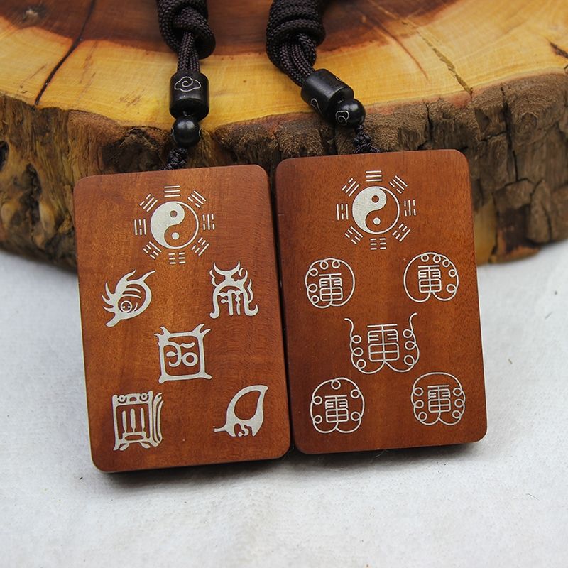 Colgante Talismán Incrustado en Plata: Cinco Picos y Cinco Truenos en una Placa de Paz Taoísta