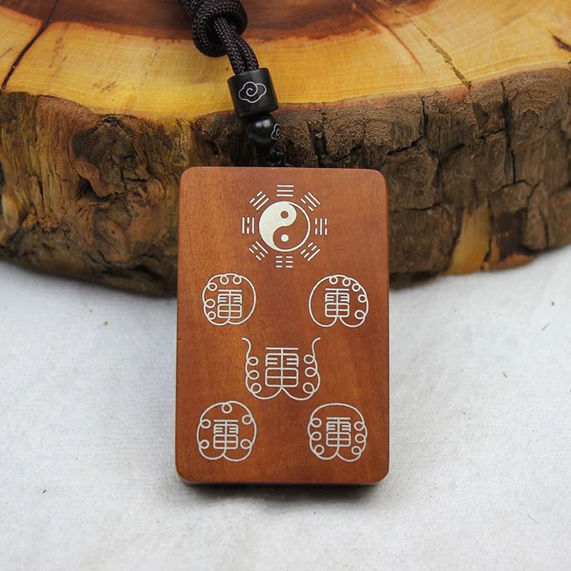 Colgante Talismán Incrustado en Plata: Cinco Picos y Cinco Truenos en una Placa de Paz Taoísta