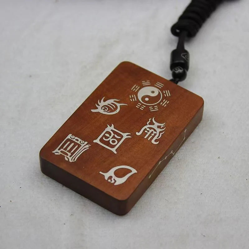 Colgante Talismán Incrustado en Plata: Cinco Picos y Cinco Truenos en una Placa de Paz Taoísta