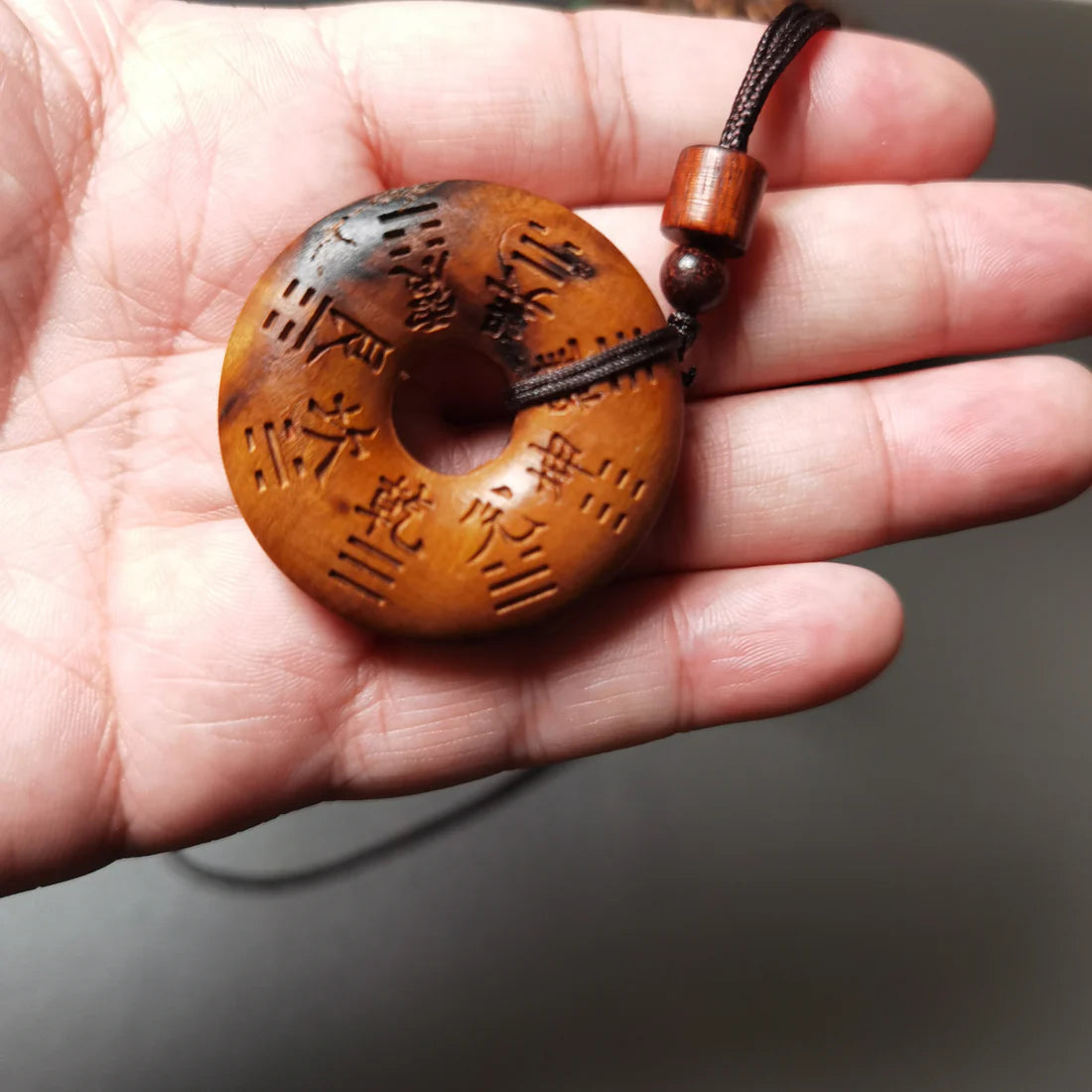 Colgante de paz con moneda fantasma de madera de azufaifo golpeada por un rayo