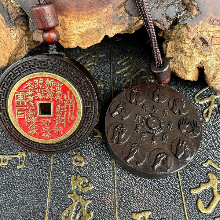 Colgante taoísta de madera de azufaifo con efecto jade y moneda fantasma de montaña para exorcismo y protección