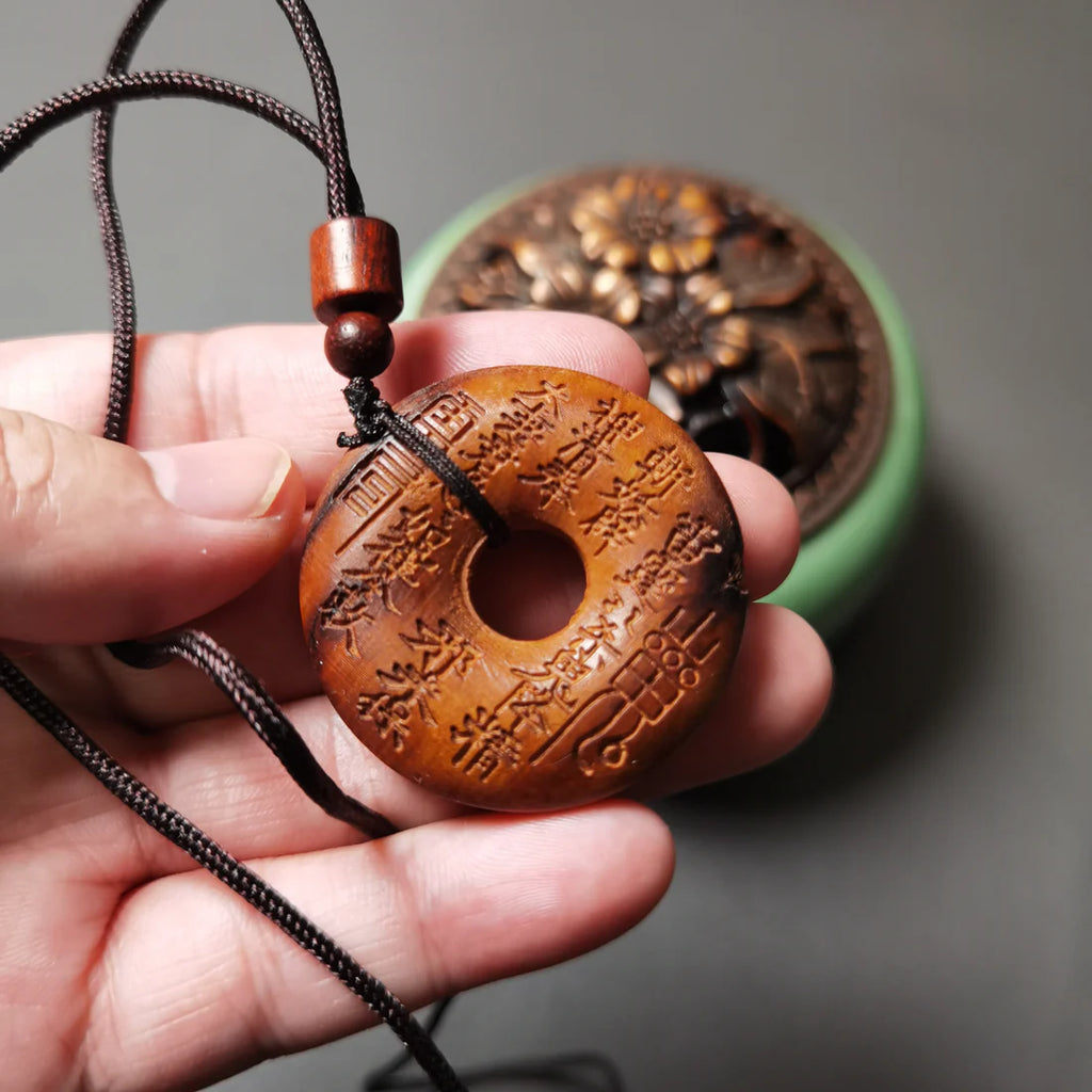 Colgante de paz con moneda fantasma de madera de azufaifo golpeada por un rayo