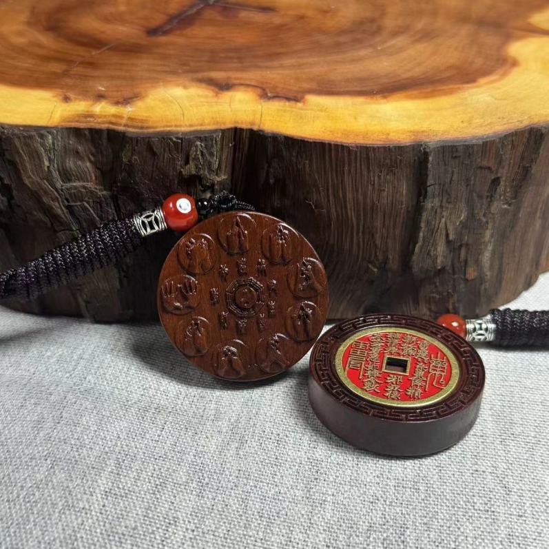 Talismán de Autoridad Celestial: Moneda 'Espíritu de la Montaña' y Colgante con Sigilo Celestial