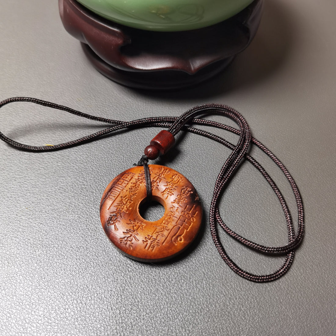 Colgante de paz con moneda fantasma de madera de azufaifo golpeada por un rayo