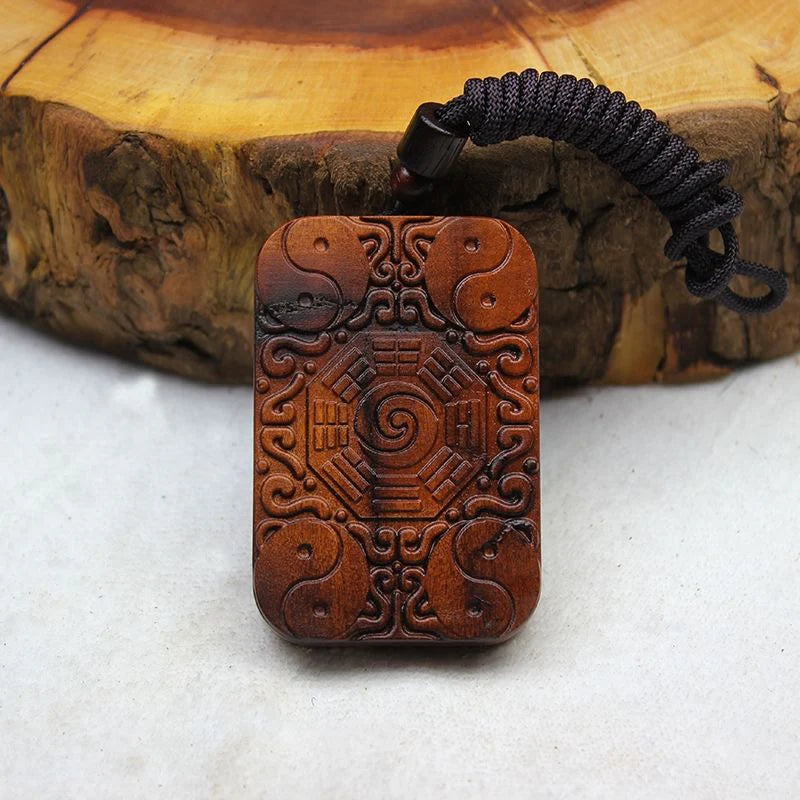 Colgante de madera de azufaifo relámpago 'Placa de la paz' con Bagua, Guardianes Celestiales y Yin-Yang