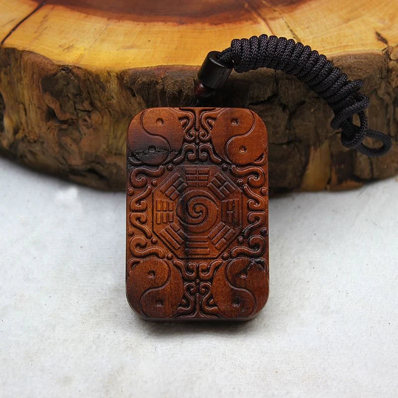 Colgante de madera de azufaifo relámpago 'Placa de la paz' con Bagua, Guardianes Celestiales y Yin-Yang