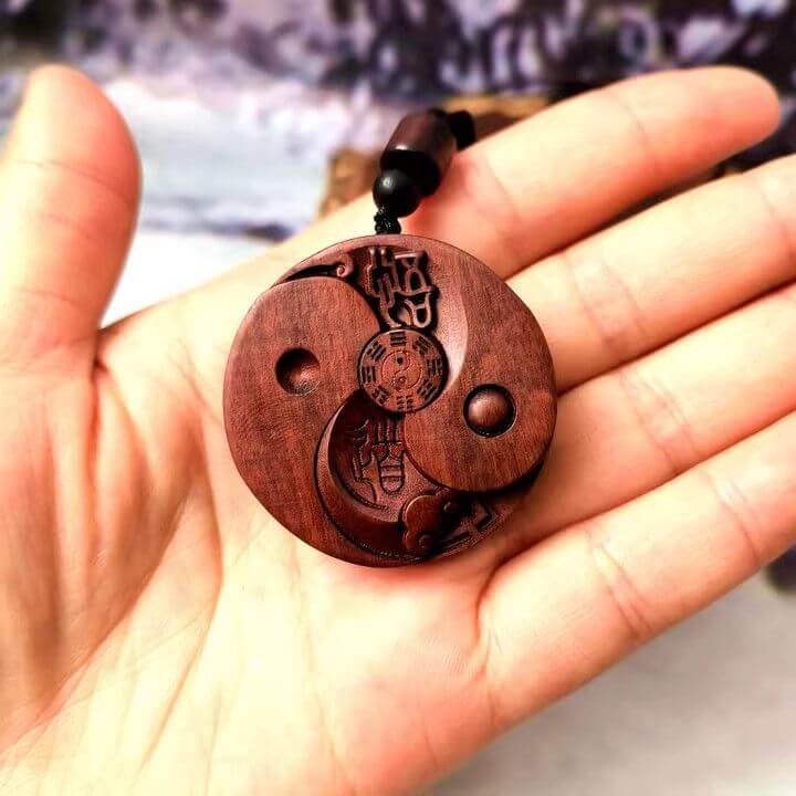 Un rayo golpeó el colgante de madera de azufaifo de las Cinco Montañas Sagradas, el Diagrama del Camino Verdadero y los Ocho Trigramas.